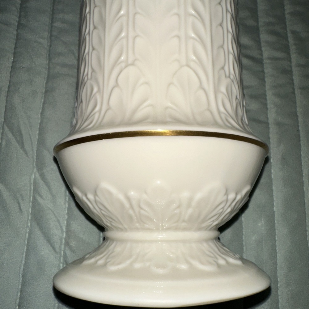 Lenox Porcelain Vase Autumn Leaves pattern, Ivory color with gold trim 9.5" - Picture 4 of 5